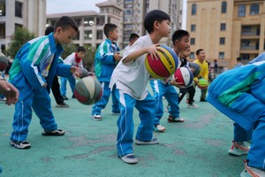 求适合小学生的篮球运球方面的游戏。。。